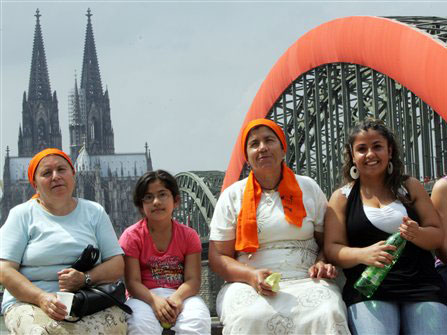 Teilnehmerinnen des 31. Deutschen Evangelischen Kirchentags in Köln mit dem Dom im Hintergrund.