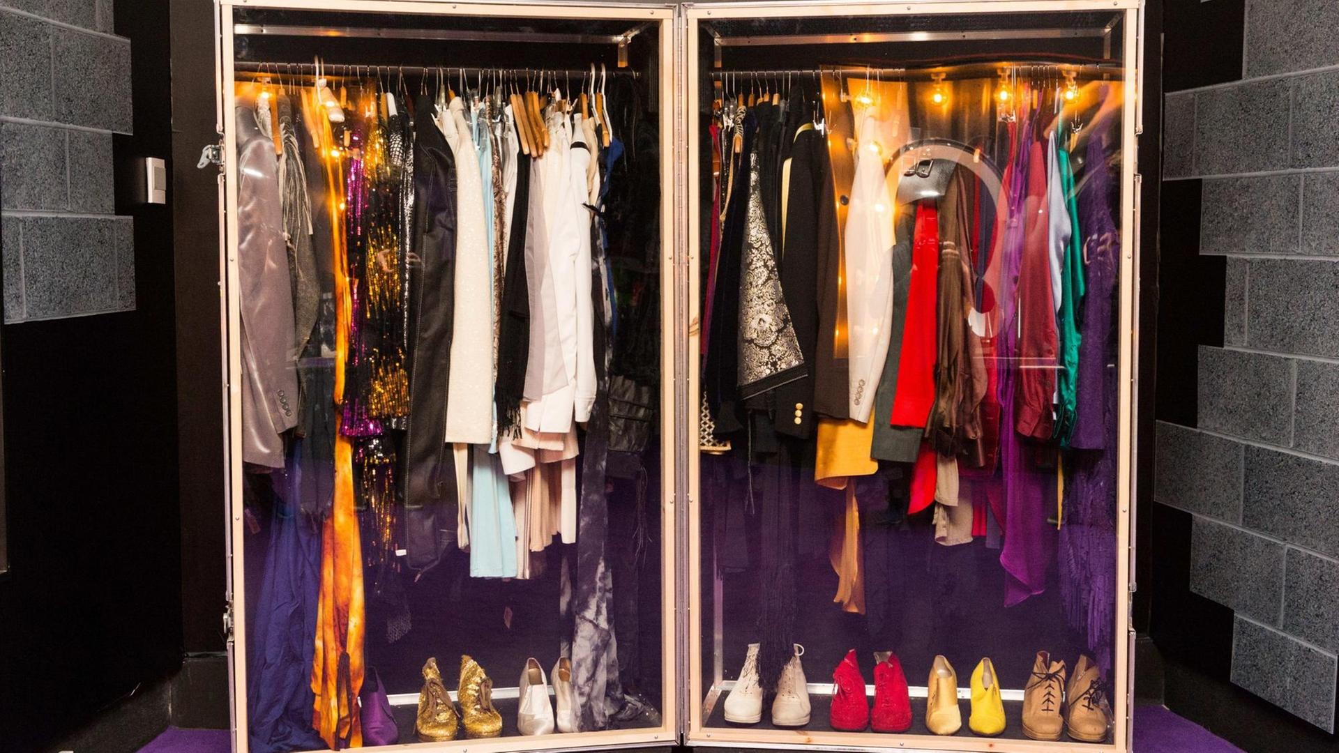 Die Ausstellung "My name is Prince" zeigt unter anderem einen Kleiderschrank mit Kostümen des US-Sängers Prince. Die Ausstellung "My name is Prince" zeigt unter anderem einen Kleiderschrank mit Kostümen des US-Sängers Prince.