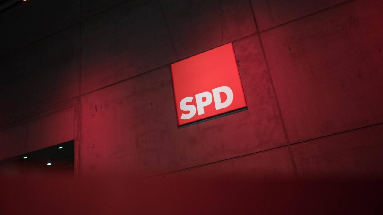 Ein Leuchtschild mit dem Logo der SPD