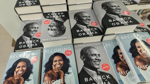 Die Biografien des ehemaligen US-Präsdienten Barack Obama "A Promised Land" und der früheren First Lady, Michelle Obama, "Becoming" liegen auf einem Verkaufstisch in einer Buchhandlung in Irland.