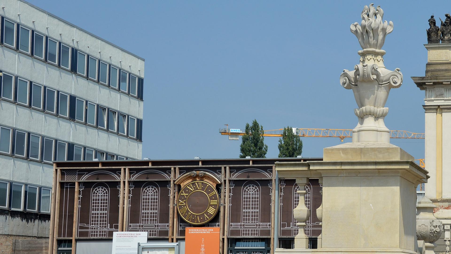 Ein Eckstück der Balustrade der Garnisonkirche mit Flammenvase und Satyrkopfvase erinnern am 29.07.2014 in Potsdam (Brandenburg) an die gesprengte Garnisonkirche. Ein Eckstück der Balustrade der Garnisonkirche mit Flammenvase und Satyrkopfvase erinnern am 29.07.2014 in Potsdam (Brandenburg) an die gesprengte Garnisonkirche.