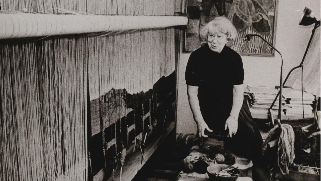 Hannah Ryggen ist an einem zimmergroßen Webstuhl um 1964 in schwarz-weiß zu sehen. Adresseavisen, Trondheim. Hannah Ryggen ist an einem zimmergroßen Webstuhl um 1964 in schwarz-weiß zu sehen. Adresseavisen, Trondheim.
