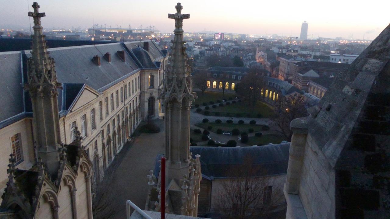 Ein Blick von der Aussichtsplattform der Kathedrale von Saint-Denis bis nach Paris.