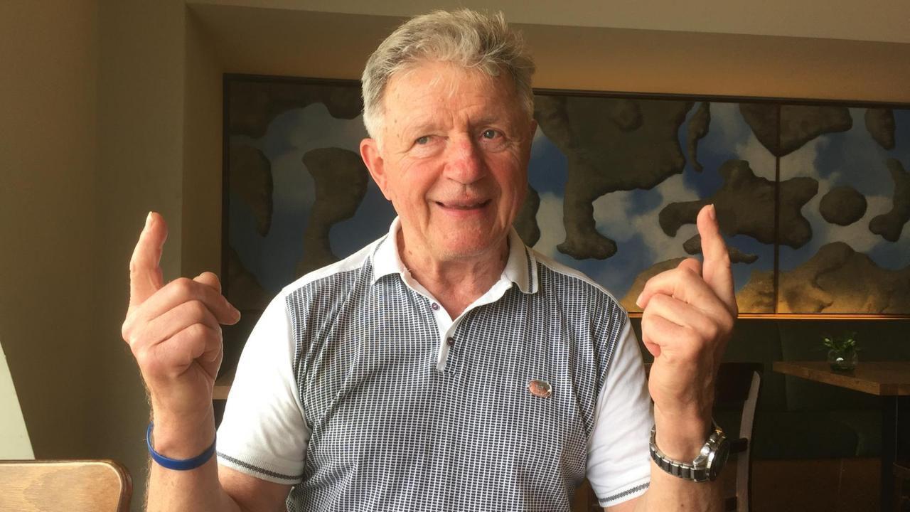 Der Zeitzeuge Klaus Abraham in seiner Wohnung. Der Zeitzeuge Klaus Abraham in seiner Wohnung.