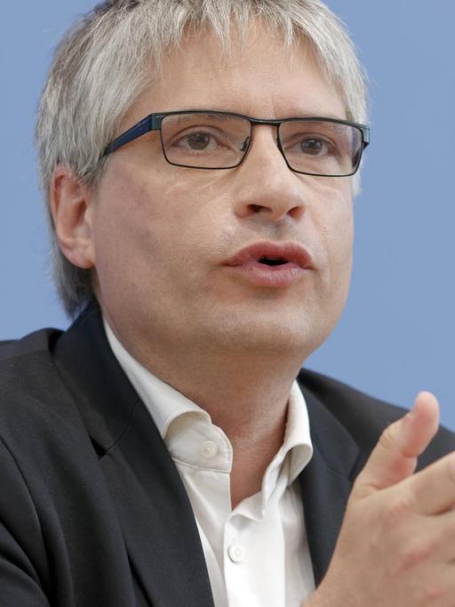 Sven Giegold im Mai 2019 bie einer Bundespressekonferenz