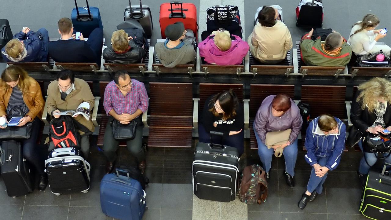 Fahrgäste warten am 17.10.2014 im Hauptbahnhof in Berlin auf einen Zug. Fahrgäste warten am 17.10.2014 im Hauptbahnhof in Berlin auf einen Zug.