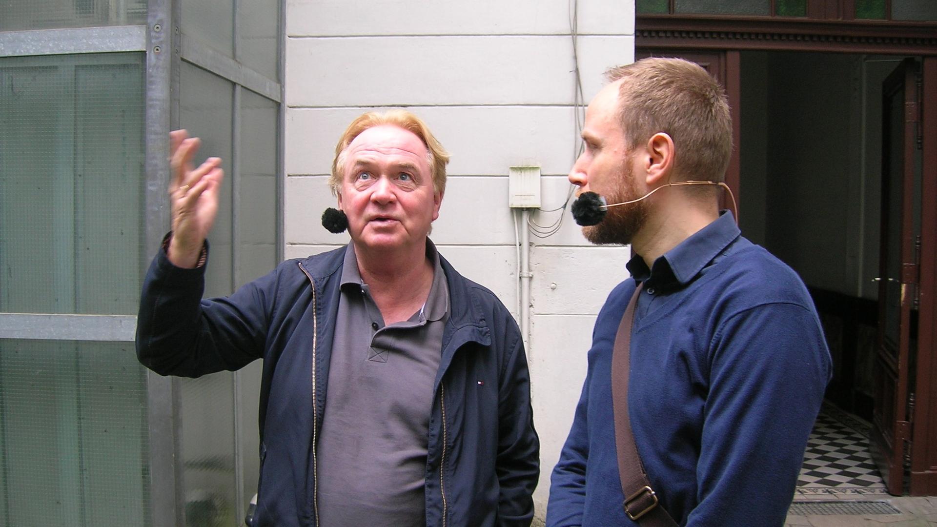 Klaus Hoffmann vor seinem Elternhaus Klaus Hoffmann vor seinem Elternhaus