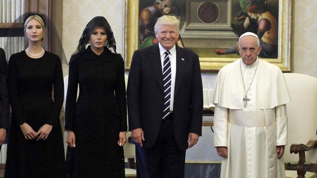 US-Präsident Donald Trump zusammen mit seiner Frau Melania und Tochter Ivanka bei einer Audienz bei Papst Franziskus im Rahmen seiner ersten Auslandsreise.