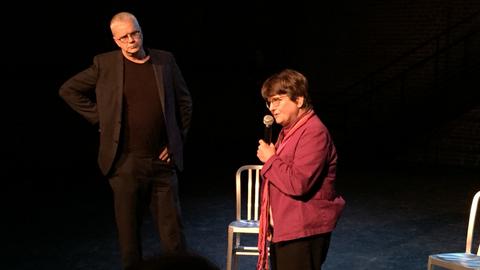 Schauspieler Tim Robbins und Schwester Helen Prejean 2017 beim Forum "Axis Mundi" auf der Bühne des Theaters The Actors' Gang in Los Angeles