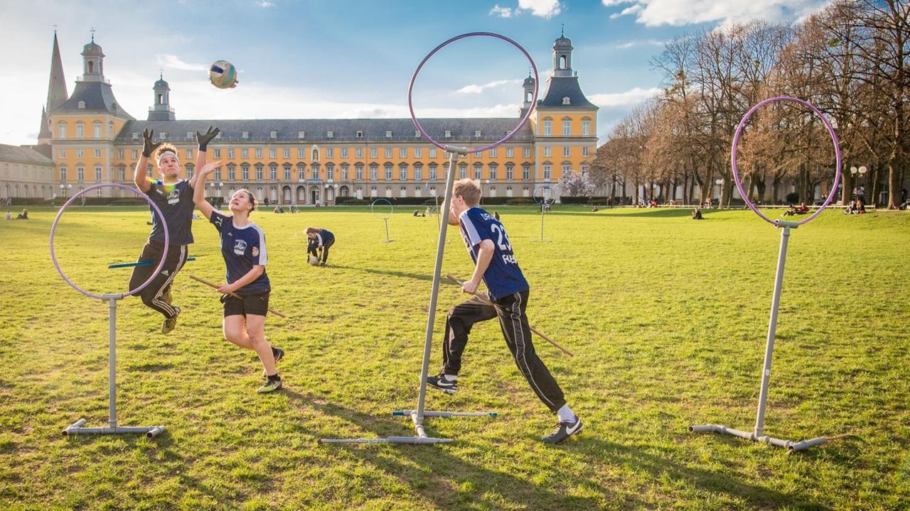 Quidditch-Spieler der "Rheinos Bonn" trainieren am 04.04.2016 im Hofgarten in Bonn Quidditch-Spieler der "Rheinos Bonn" trainieren am 04.04.2016 im Hofgarten in Bonn