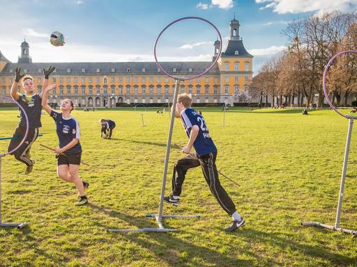 Quidditch-Spieler der "Rheinos Bonn" trainieren im Hofgarten in Bonn