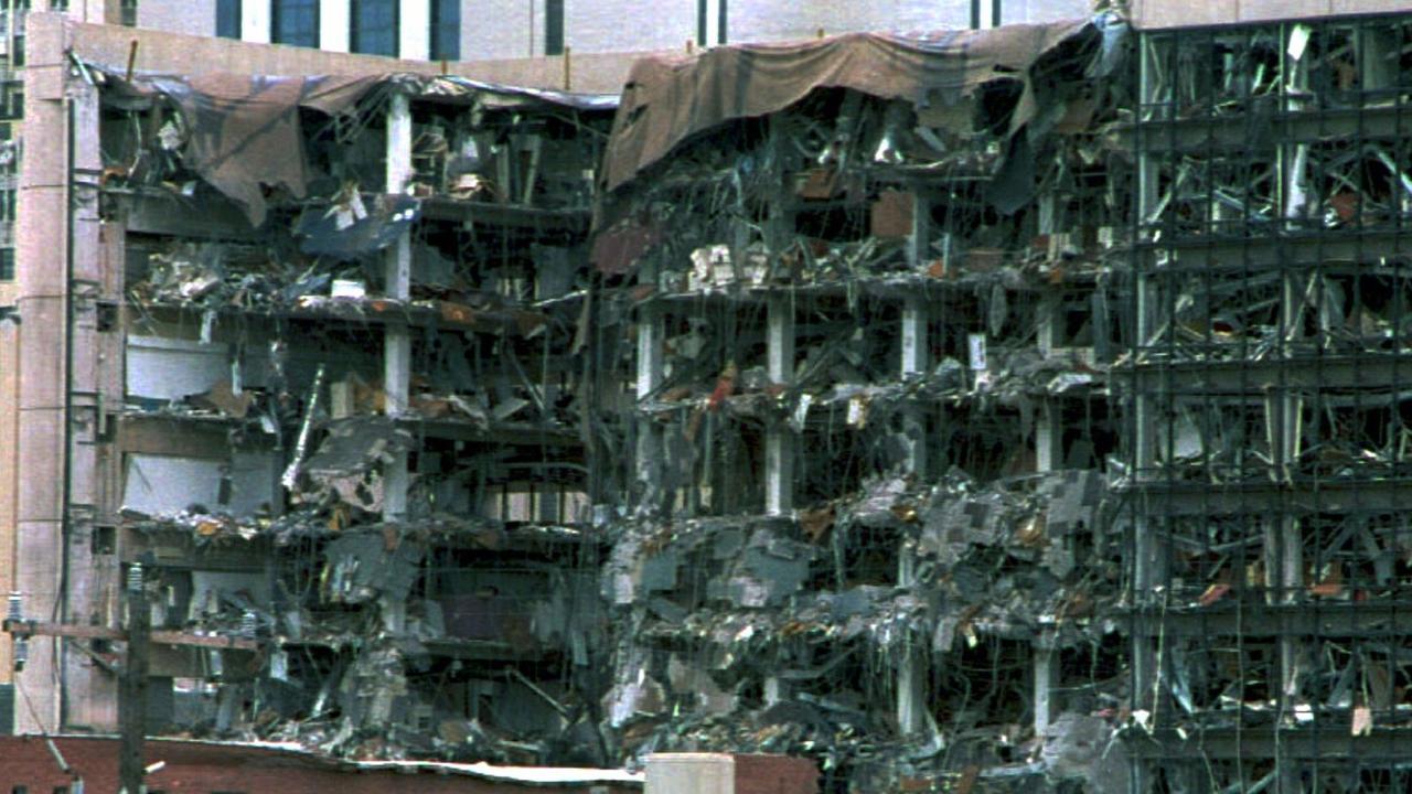 Blick auf die völlig zerstörte Nordseite des neunstöckigen Gebäudes der US-Bundesbehörden in Oklahoma City am 19. April 1995.