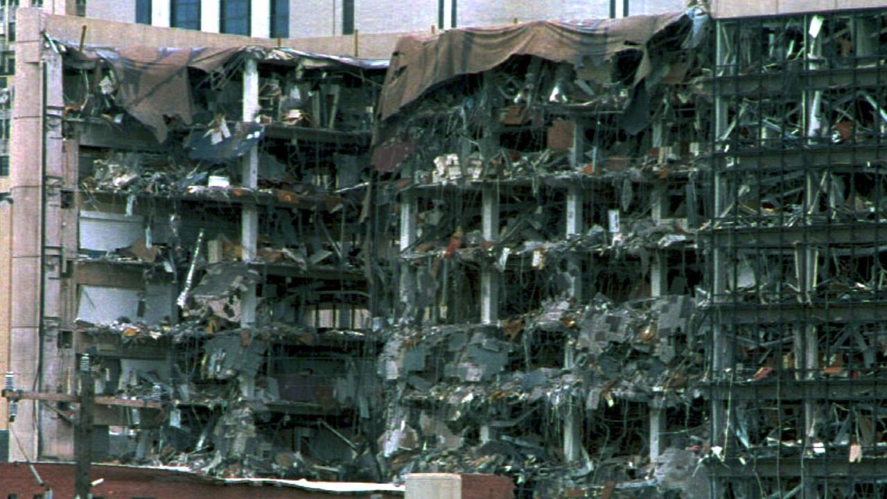Blick auf die völlig zerstörte Nordseite des neunstöckigen Gebäudes der US-Bundesbehörden in Oklahoma City am 19. April 1995. Blick auf die völlig zerstörte Nordseite des neunstöckigen Gebäudes der US-Bundesbehörden in Oklahoma City am 19. April 1995.