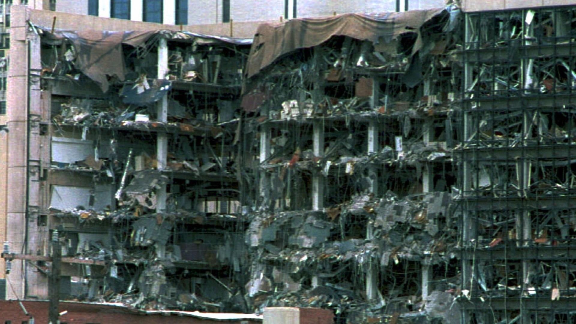 Blick auf die völlig zerstörte Nordseite des neunstöckigen Gebäudes der US-Bundesbehörden in Oklahoma City am 19. April 1995. Blick auf die völlig zerstörte Nordseite des neunstöckigen Gebäudes der US-Bundesbehörden in Oklahoma City am 19. April 1995.