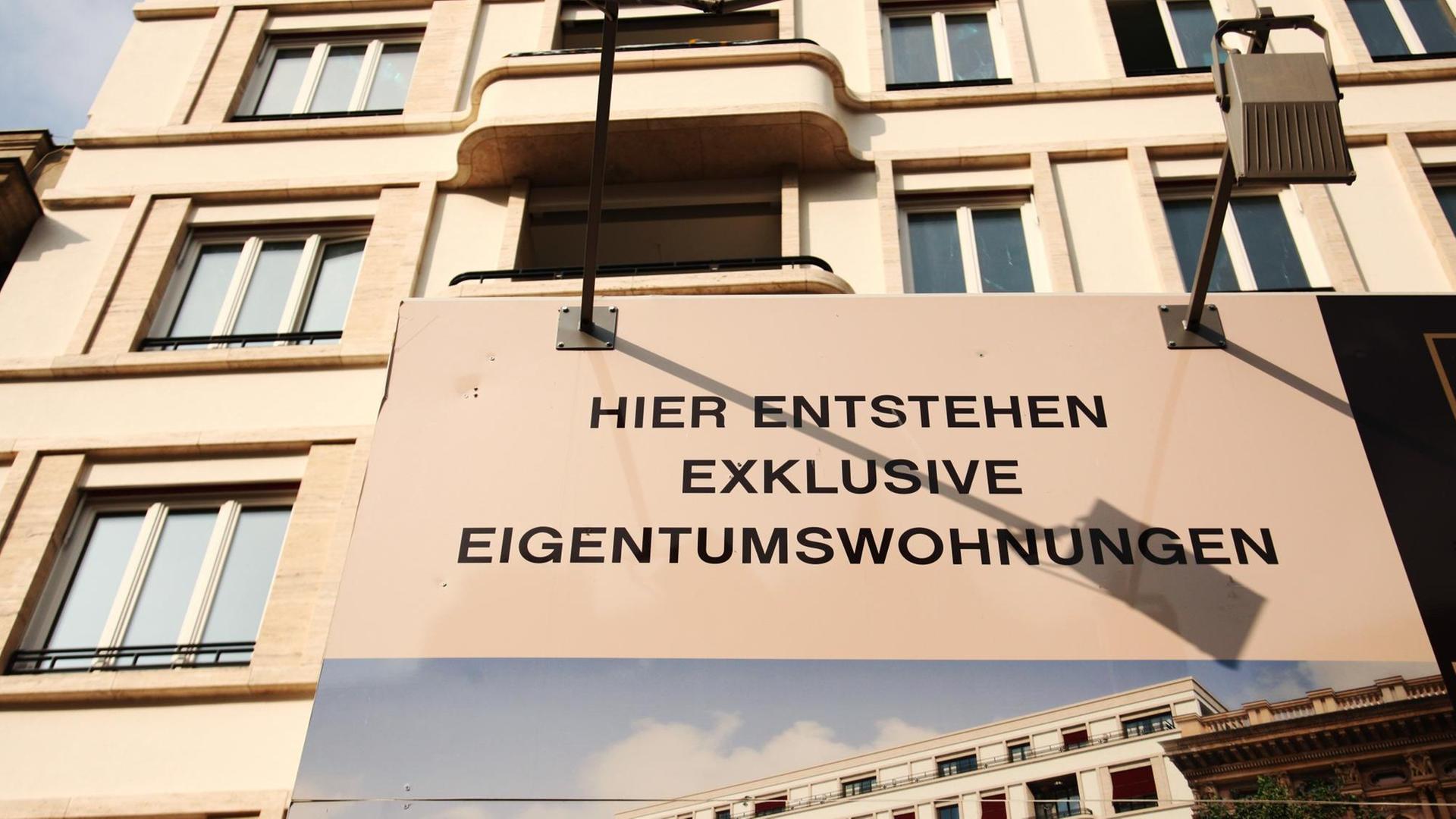"Hier entstehen exklusive Eigentumswohnungen" steht auf einem Werbebanner im Bezirk Mitte in Berlin. "Hier entstehen exklusive Eigentumswohnungen" steht auf einem Werbebanner im Bezirk Mitte in Berlin.