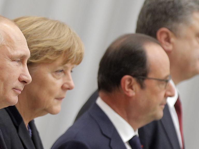 Der russische Präsident Wladimir Putin, die deutsche Bundeskanzlerin Angela Merkel, der französische Präsident Francois Hollande und der Präsident der Ukraine, Petro Poroshenko, während der Friedensverhandlungen für die Ukraine in der weißrussischen Hauptstadt Minsk; Aufnahme vom 11. Februar 2015