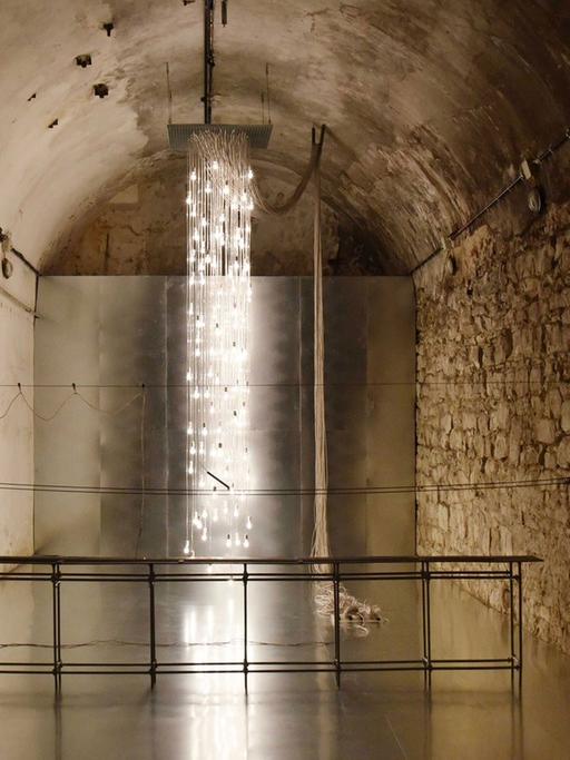 Die Installation "Point of Contact" von Satoru Tamura - wie ein Regen aus Licht erhellen die vielen Lampen ein dunkles Gewölbe. (Foto: Frank Vinken)