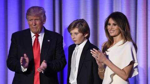 Der neue amerikanische Präsident Donald Trump auf der Bühne mit seiner Frau und seinem Sohn.