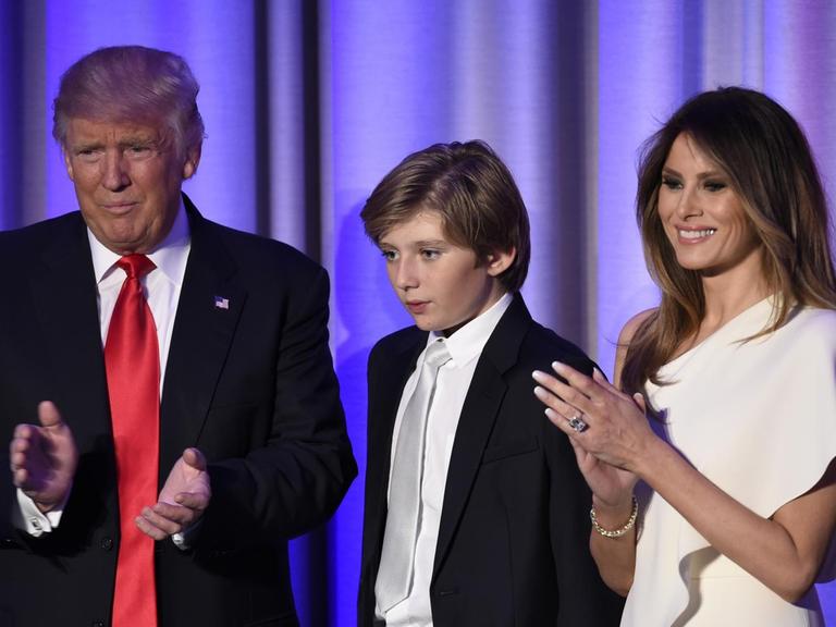 Der neue amerikanische Präsident Donald Trump auf der Bühne mit seiner Frau und seinem Sohn.
