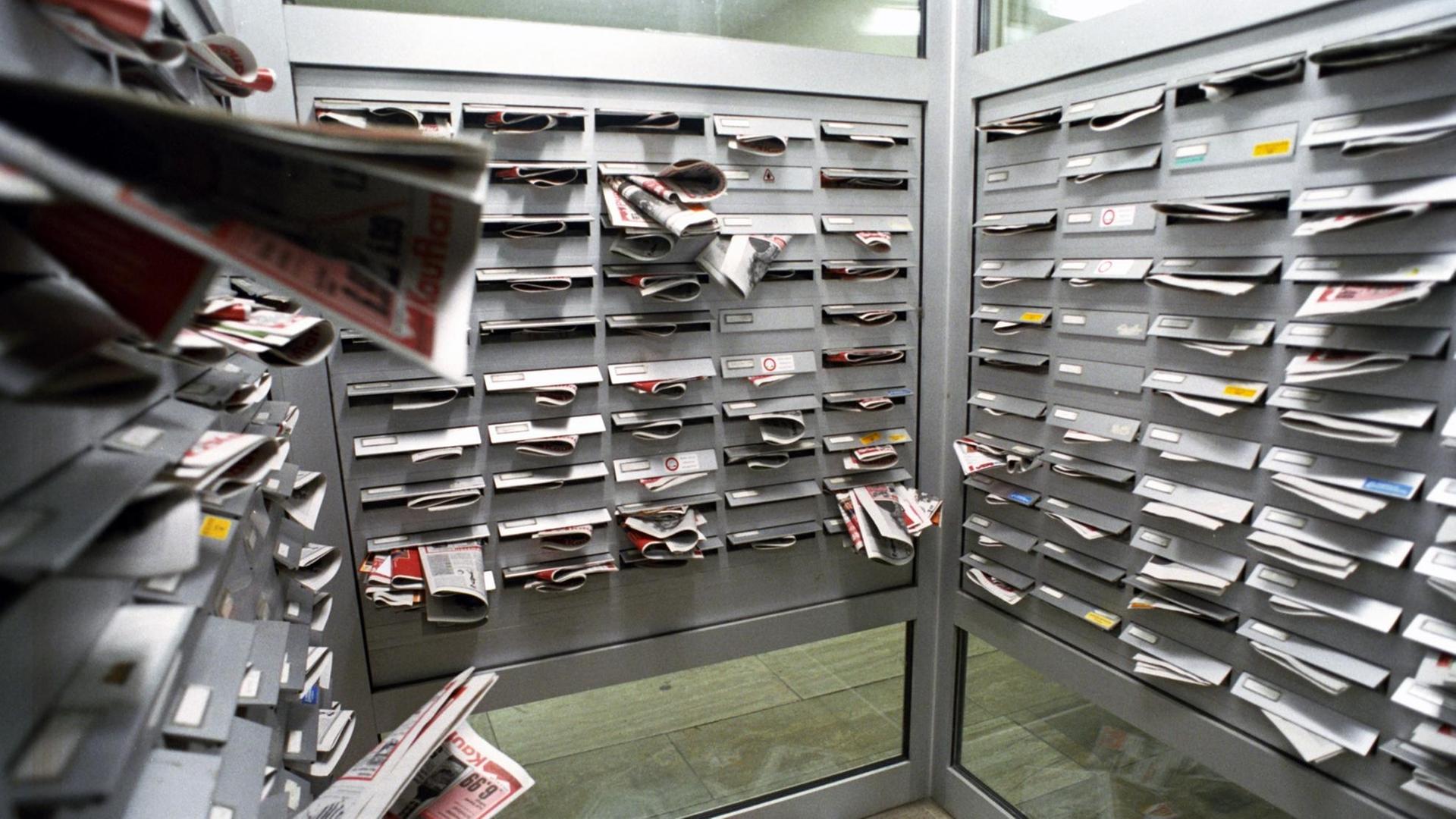 Die Briefkästen eines Wohnhauses in Jena sind mit Werbematerial überfüllt. Das ganze Jahr über gibt es mehr oder weniger Postwurfsendungen von Warenhausketten, Baumärkten oder Reisebüros die Briefkästen füllen. Die Briefkästen eines Wohnhauses in Jena sind mit Werbematerial überfüllt. Das ganze Jahr über gibt es mehr oder weniger Postwurfsendungen von Warenhausketten, Baumärkten oder Reisebüros die Briefkästen füllen.