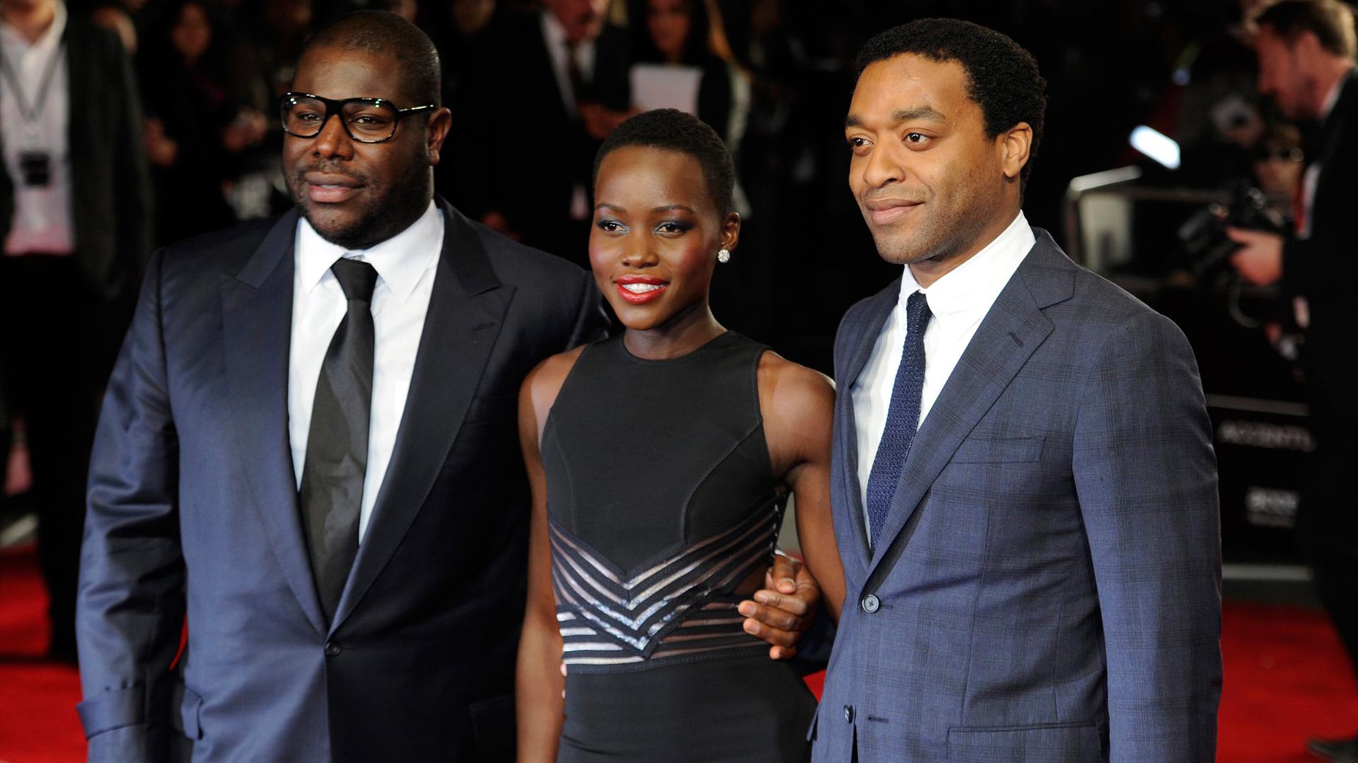 Regisseur Steve McQueen und die Schauspieler Lupita Nyong'o und Chiwetel Ejiofor (v.l.) beim 57. BFI London Film Festival am 18. Oktober 2013 Regisseur Steve McQueen und die Schauspieler Lupita Nyong'o und Chiwetel Ejiofor (v.l.) beim 57. BFI London Film Festival am 18. Oktober 2013