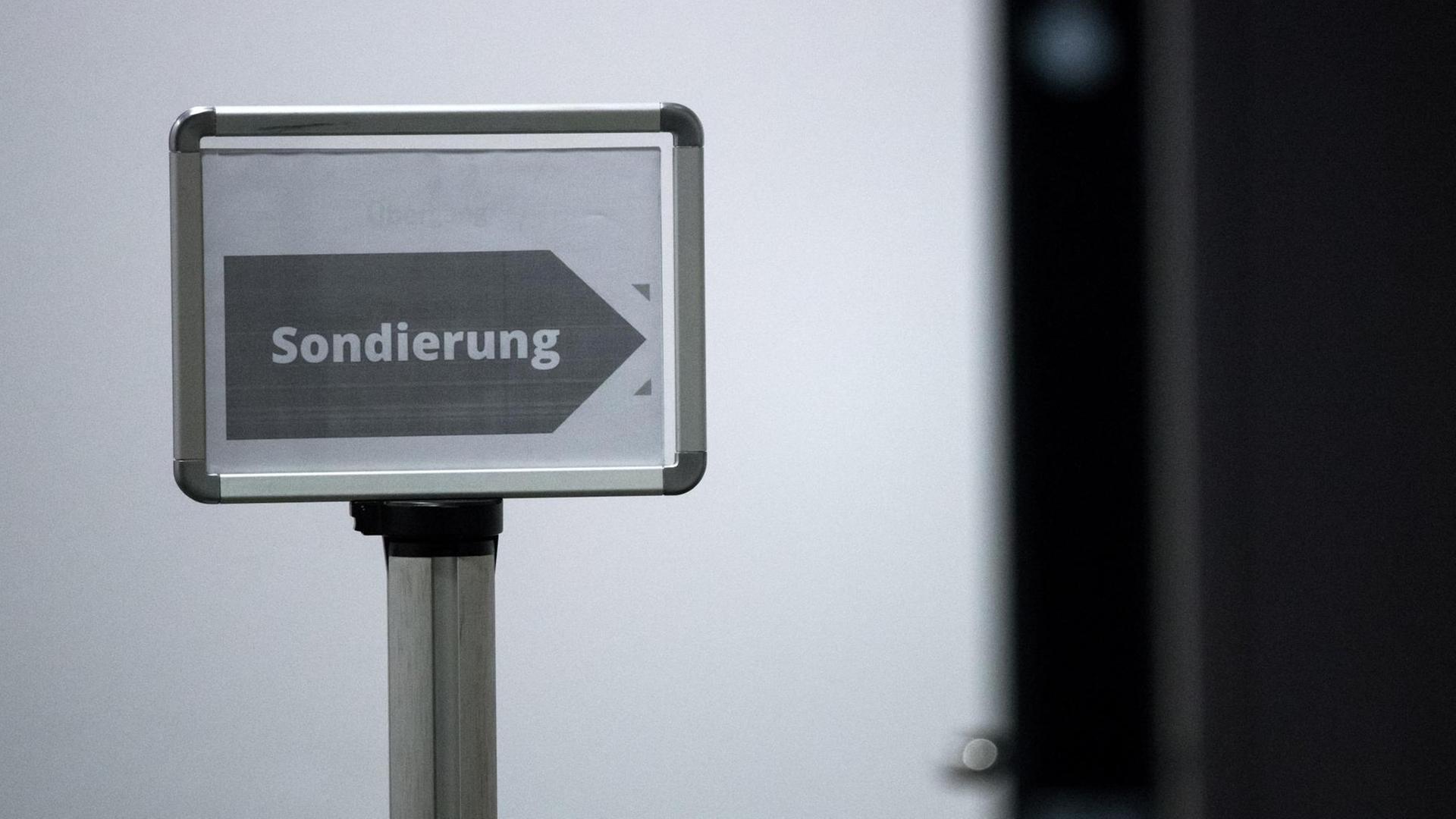 "Sondierung" steht am 13.11.2017 auf einem kopierten Schild am Eingang zur Parlamentarischen Gesellschaft in Berlin, wo die Sondierungsgespräche zwischen CDU, CSU, FDP und Bündnis 90/Die Grünen stattfinden.
