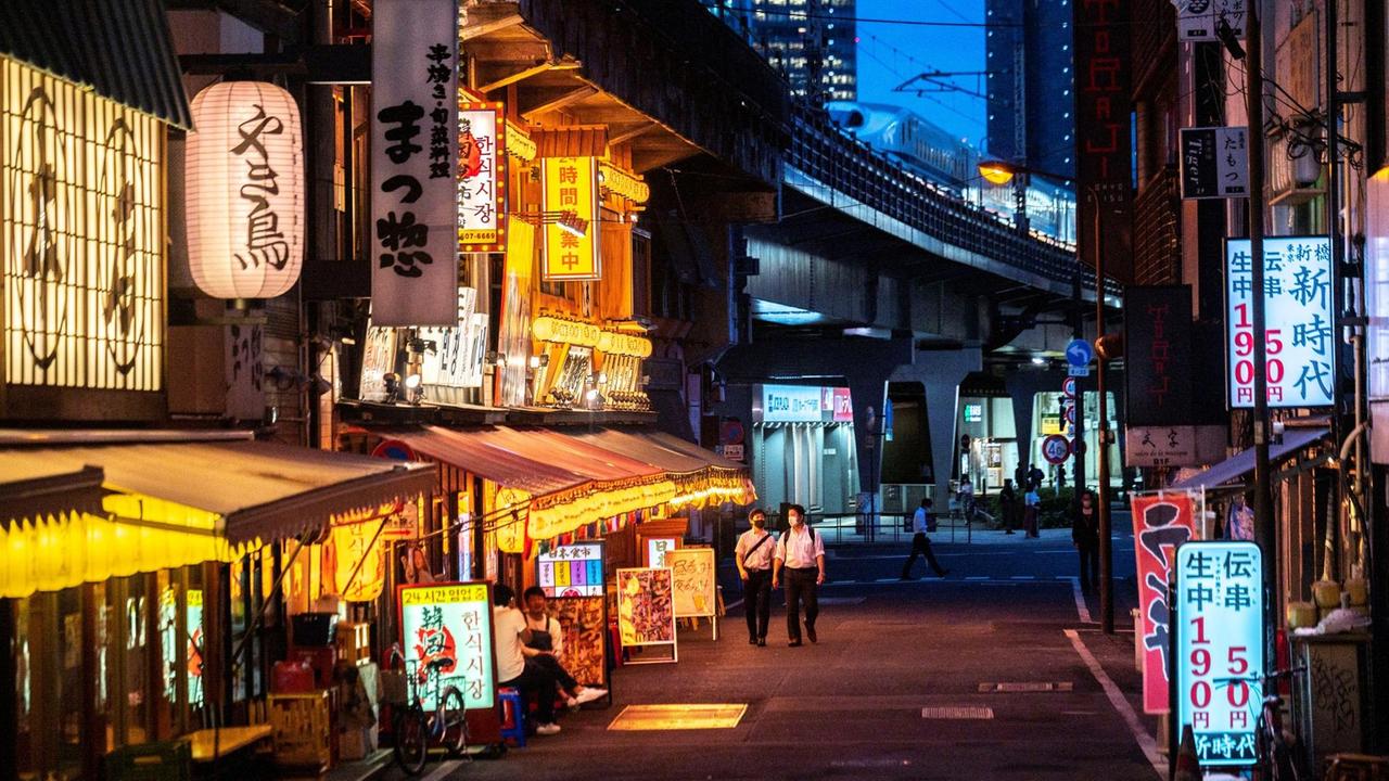 Restaurants in Tokio, Japan. Im Hintergrund ist ein Shinkansen-Schnellzug zu sehen.