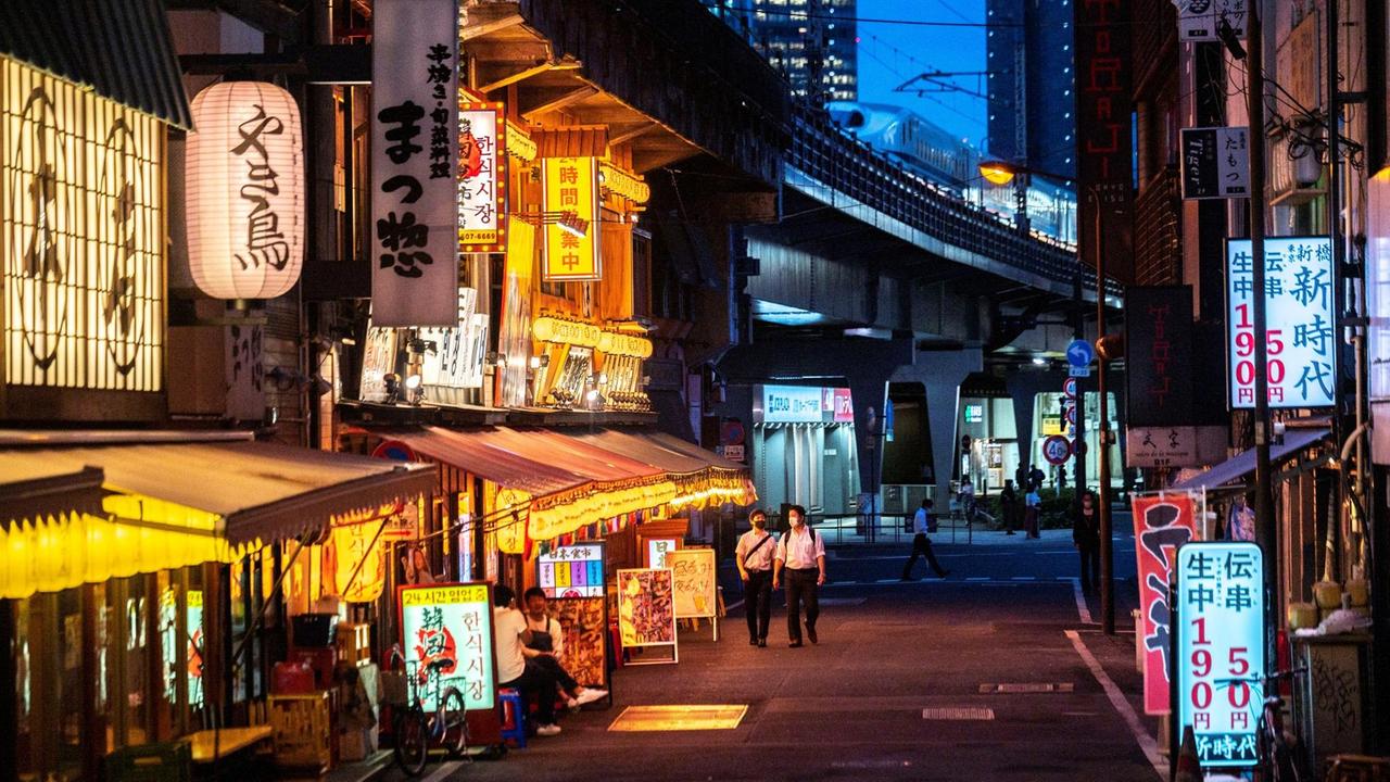 Restaurants in Tokio, Japan. Im Hintergrund ist ein Shinkansen-Schnellzug zu sehen. Restaurants in Tokio, Japan. Im Hintergrund ist ein Shinkansen-Schnellzug zu sehen.