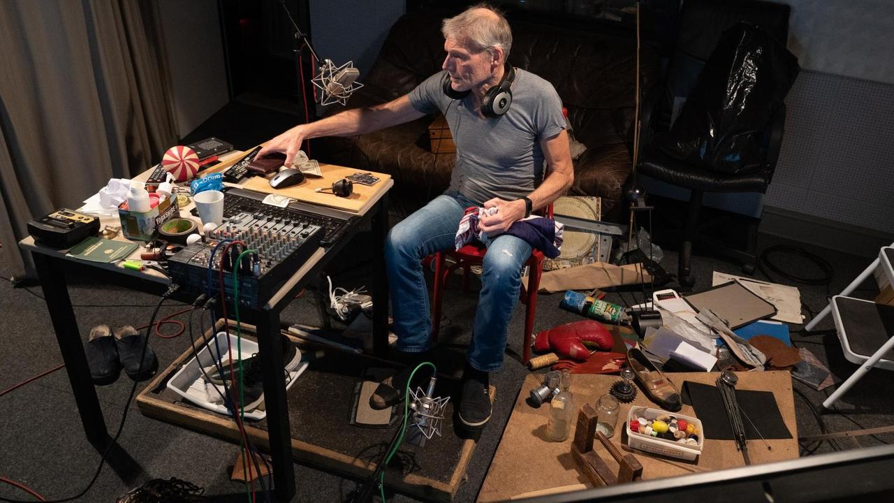 Der Geräuschemacher Amadeus Bodis sitzt zwischen vielen Utensilien in einem Tonstudio. Der Geräuschemacher Amadeus Bodis sitzt zwischen vielen Utensilien in einem Tonstudio.