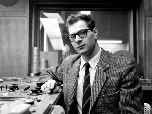 Der Autor und Regisseur Mauricio Kagel im elektronischen Studio des WDR im Jahre 1960.