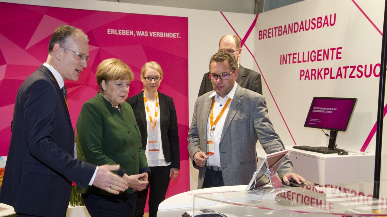 BUndeskanzlerin Angela Merkel steht beim Parteitag der CDU 2016 am Stand der Telekom. BUndeskanzlerin Angela Merkel steht beim Parteitag der CDU 2016 am Stand der Telekom.