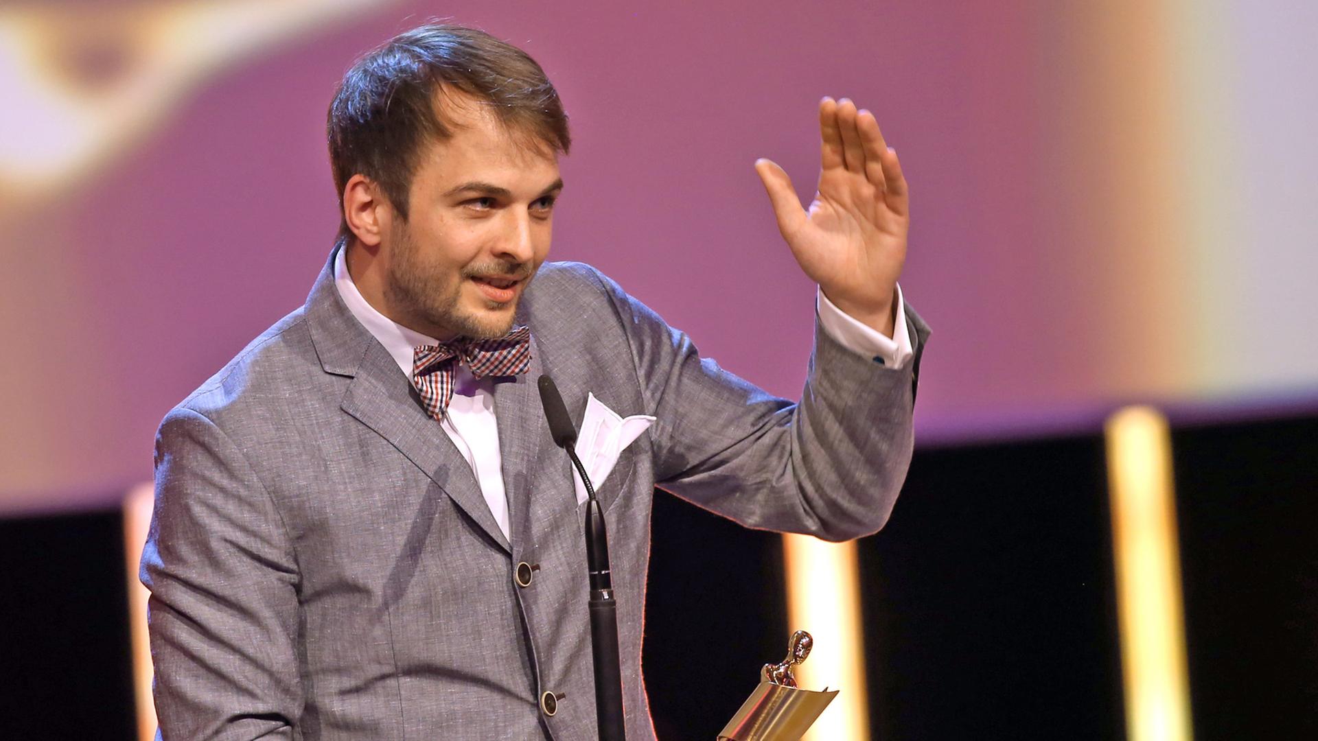 Der deutsche Komponist Nils Frahm bei der Verleihung des 65. Deutschen Filmpreises "Lola": Er erhält ihn in der Kategorie "Beste Filmmusik" für den Film "Victoria". Der deutsche Komponist Nils Frahm bei der Verleihung des 65. Deutschen Filmpreises "Lola": Er erhält ihn in der Kategorie "Beste Filmmusik" für den Film "Victoria".