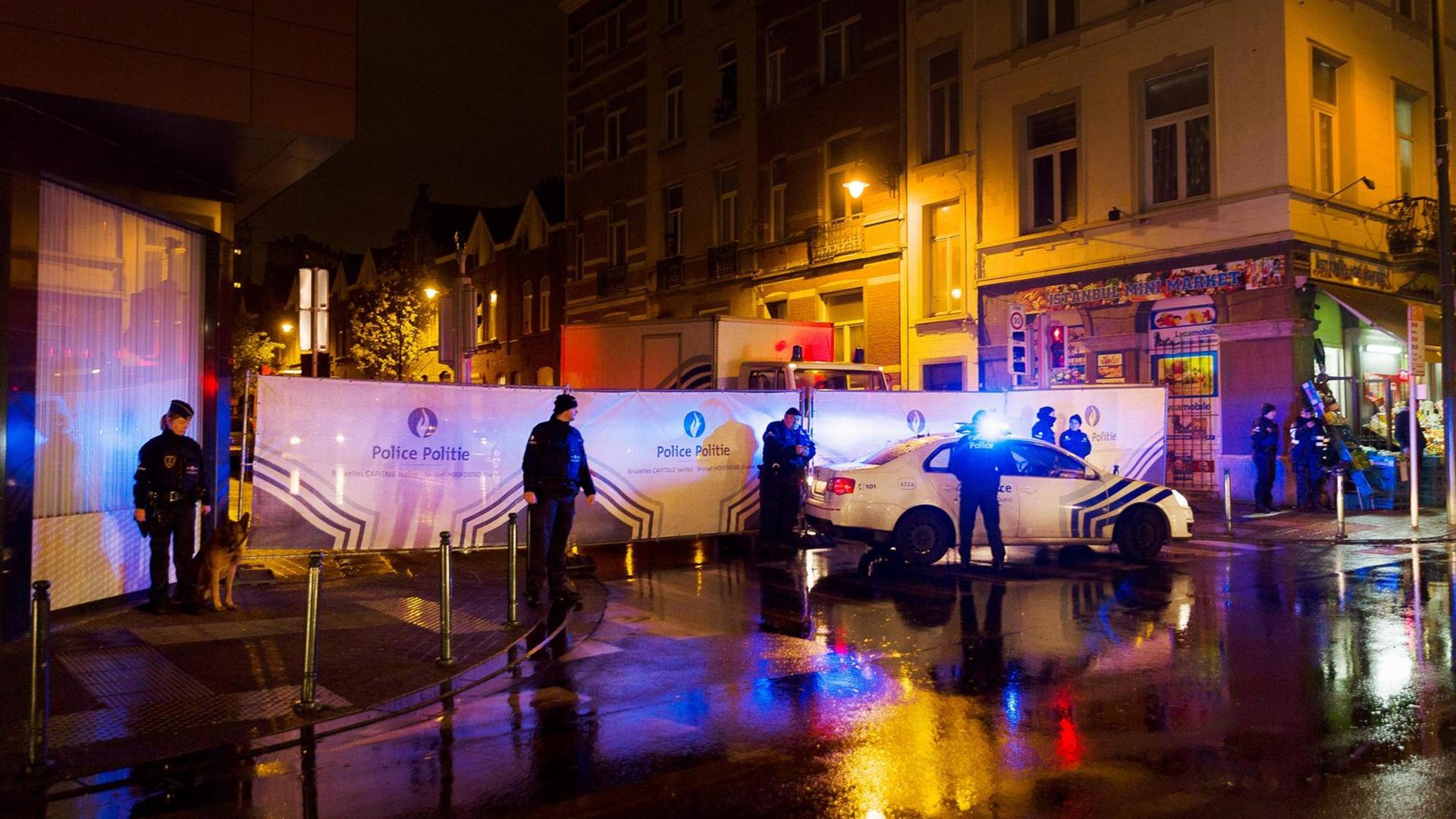 Belgische Polizisten in der Nähe eines Polizeireviers in Brüssel Belgische Polizisten in der Nähe eines Polizeireviers in Brüssel