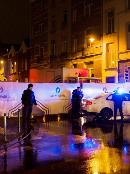 Belgische Polizisten in der Nähe eines Polizeireviers in Brüssel