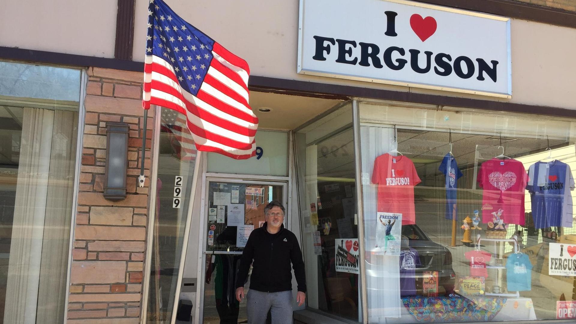 Nick Kassof, ein Vermieter in Ferguson im US-Bundesstaat Missouri, steht vor einem Souvenirladen. Nick Kassof, ein Vermieter in Ferguson im US-Bundesstaat Missouri, steht vor einem Souvenirladen.