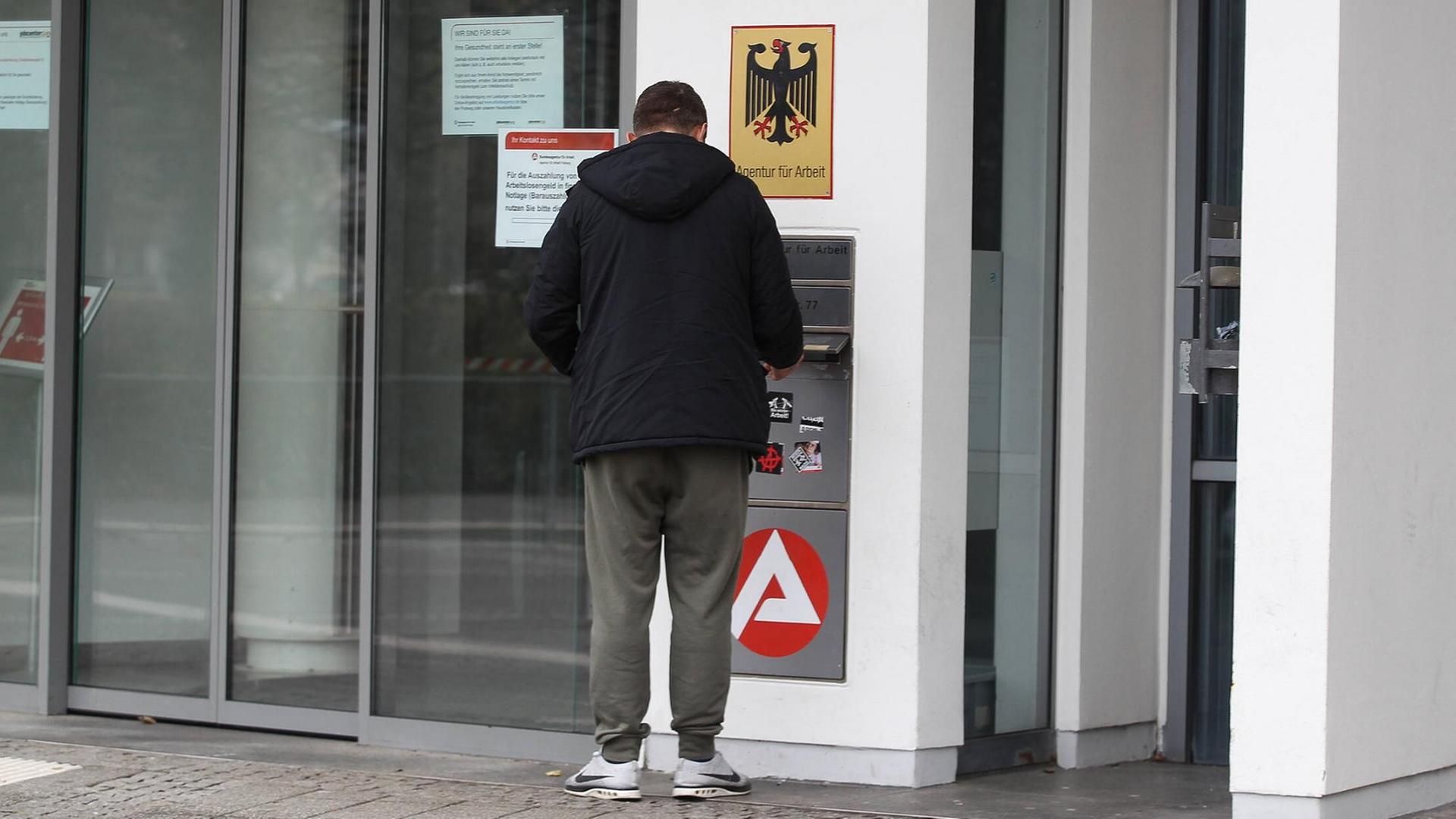 Ein Mann steht vor dem Briefkasten der Freiburger Agentur für Arbeit, 2020. (Symbolbild) Ein Mann steht vor dem Briefkasten der Freiburger Agentur für Arbeit, 2020. (Symbolbild)