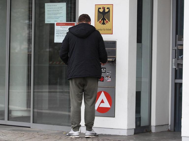 Ein Mann steht vor dem Briefkasten der Freiburger Agentur für Arbeit, 2020. (Symbolbild)
