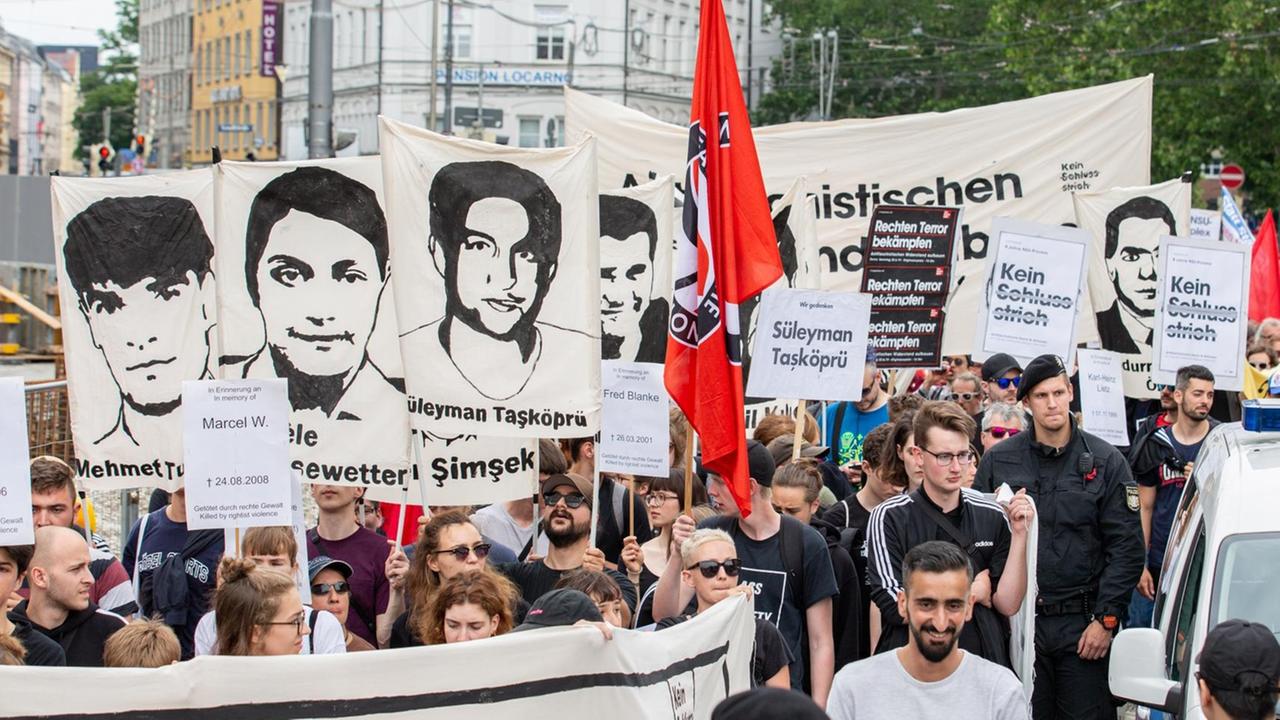 Am 22. Juni 2019 demonstrierten in München rund 400 Menschen zum Gedenken an Walter Lübcke ( CDU ), der mutmaßlich vom Neonazi Stephan E. getötet wurde. Die Demonstranten sehen eine Verbindung zum NSU und NSU 2.0 Am 22. Juni 2019 demonstrierten in München rund 400 Menschen zum Gedenken an Walter Lübcke ( CDU ), der mutmaßlich vom Neonazi Stephan E. getötet wurde. Die Demonstranten sehen eine Verbindung zum NSU und NSU 2.0
