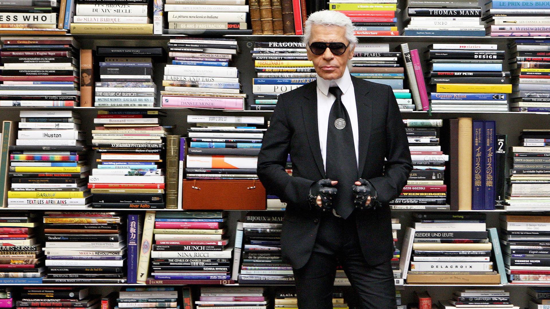 Karl Lagerfeld 2014 auf einer Modeschau von Chanel. Karl Lagerfeld 2014 auf einer Modeschau von Chanel.