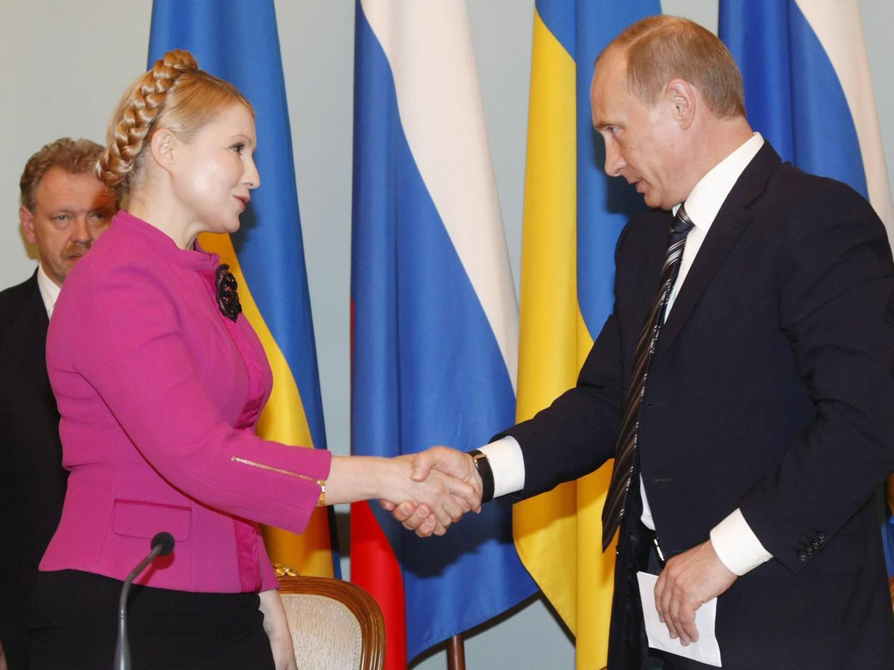 Der russische Ministerpräsident Wladimir Putin und seine damalige ukrainische Amtskollegin Julia Timoschenko besiegeln das Ende des Gasstreits 2009 mit einem Handschlag