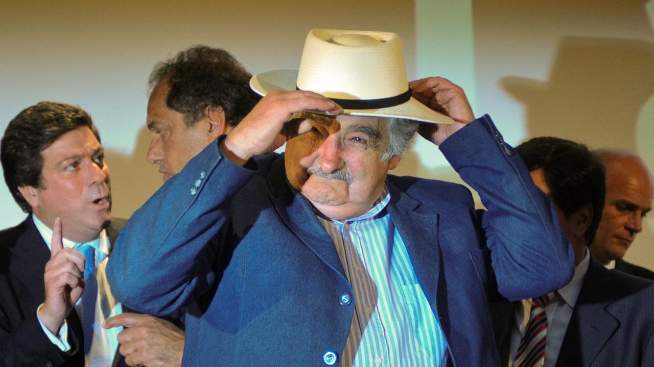 Jose Pepe Mujica, Präsident von Uruguay, wurde 2011 an der National University of Lanus in Argentinien die Ehrendoktorwürde verliehen. Jose Pepe Mujica, Präsident von Uruguay, wurde 2011 an der National University of Lanus in Argentinien die Ehrendoktorwürde verliehen.