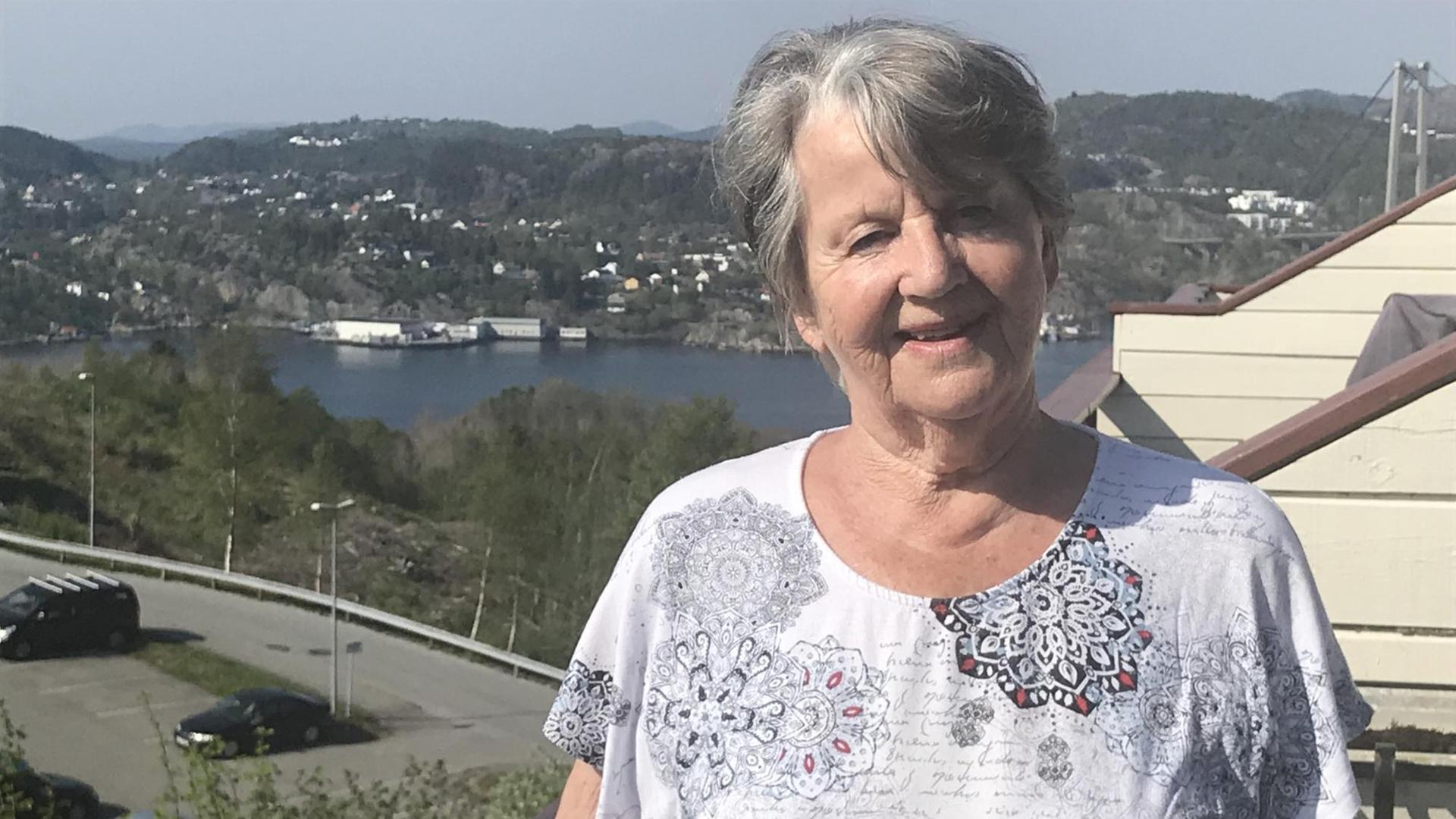 Die Norwegerin Elna Johnsen steht draußen vor ihrem Haus, das eine halbe Stunde von Bergen entfernt liegt Die Norwegerin Elna Johnsen steht draußen vor ihrem Haus, das eine halbe Stunde von Bergen entfernt liegt