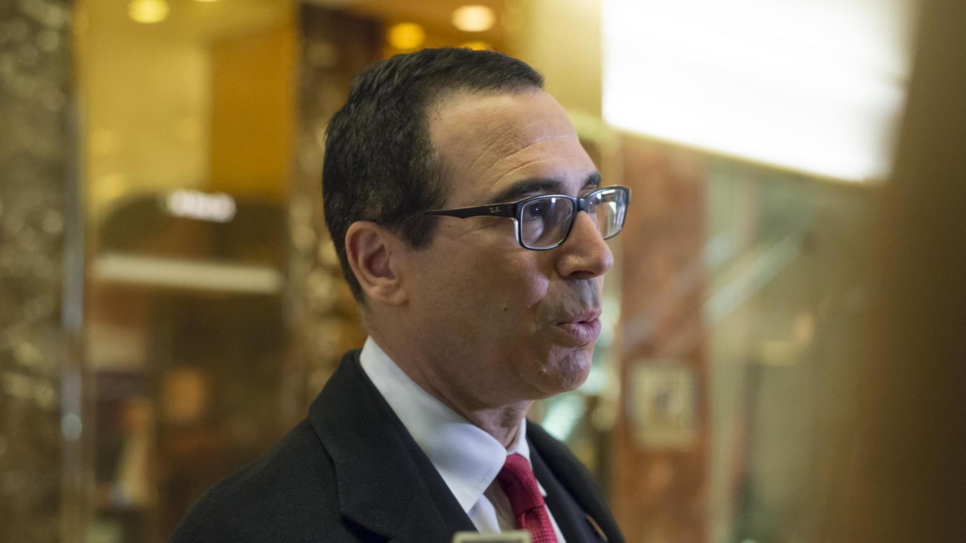 Steven Mnuchin, ein Ex-Manager der Investmentbank Goldman Sachs, soll Finanzminister werden. Steven Mnuchin, ein Ex-Manager der Investmentbank Goldman Sachs, soll Finanzminister werden.