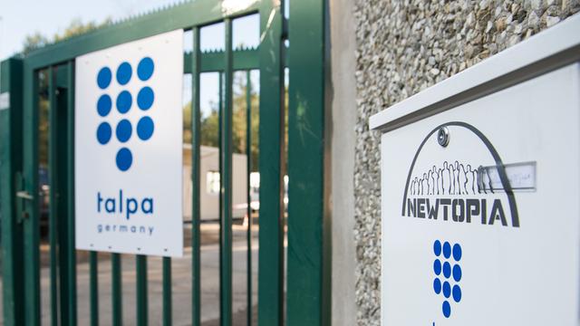 Das Logo der TV-Produktionsfirma "Talpa Germany" und ein Logo der Fernsehproduktion "Newtopia" sind am 19.02.2015 an einem Briefkasten am Drehort von "Newtopia" in Zeesen, einem Ortsteil von Königs Wusterhausen (Brandenburg), zu sehen. 