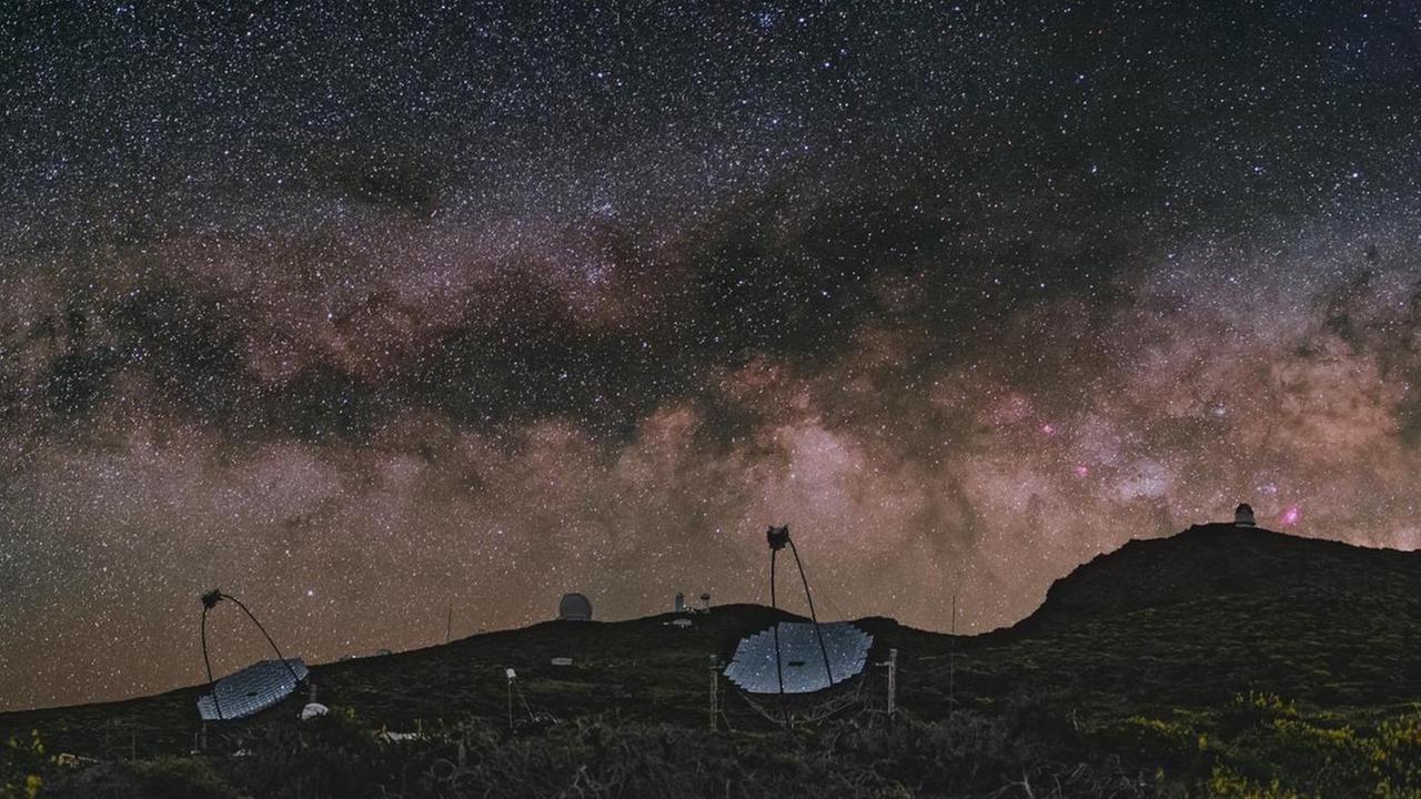 Satellitenschüsseln vor einem nächtlichen Sternenhimmel. Satellitenschüsseln vor einem nächtlichen Sternenhimmel.