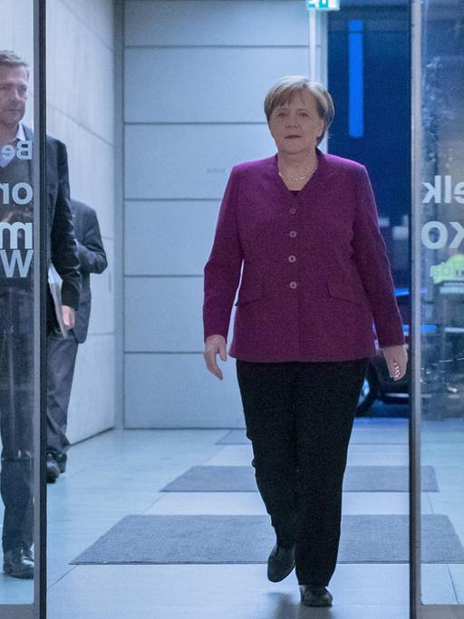 Die CDU-Vorsitzende und Bundeskanzlerin Angela Merkel geht am 11.02.2018 durch eine Glastür im Berliner ZDF-Studio.