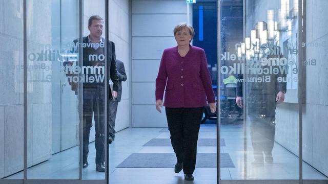 Die CDU-Vorsitzende und Bundeskanzlerin Angela Merkel geht am 11.02.2018 durch eine Glastür im Berliner ZDF-Studio.