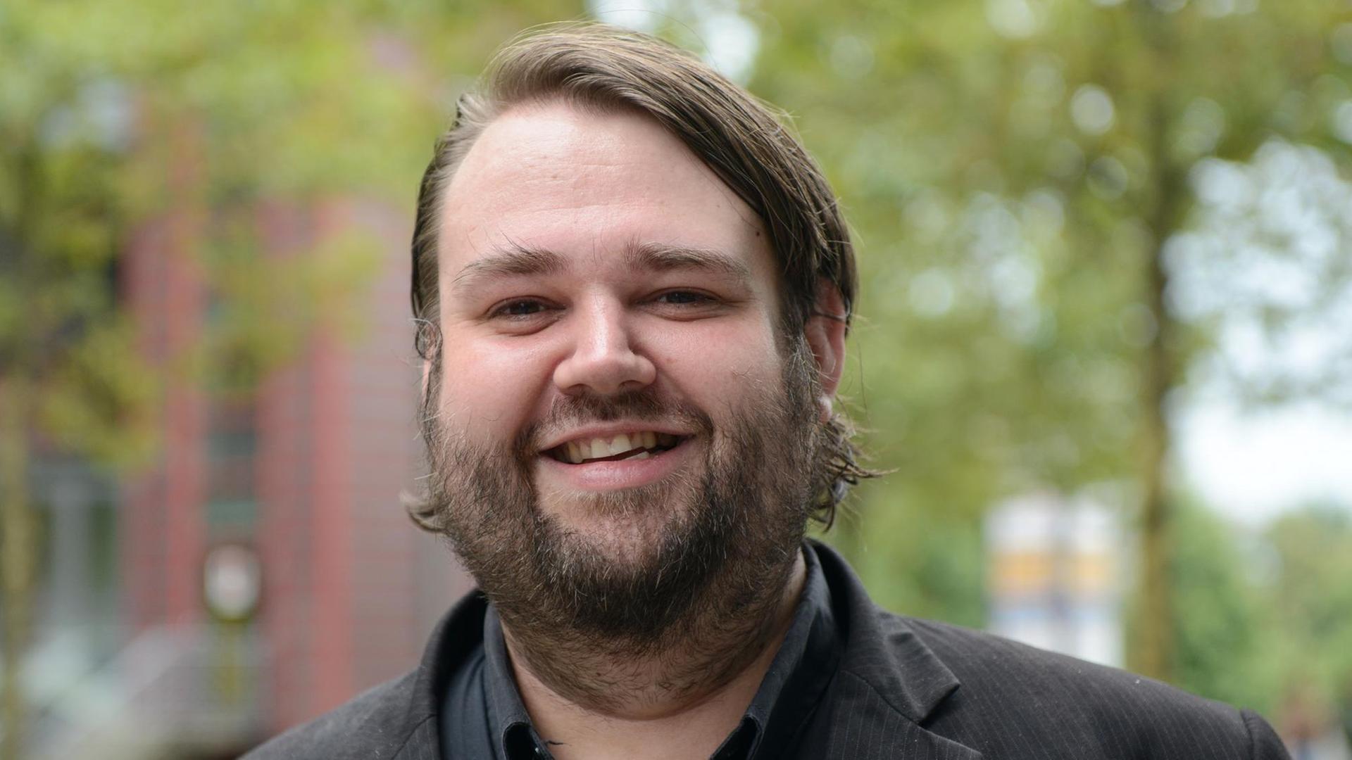 Der Initiator des Deutschen Webvideopreises Markus Hündgen trägt einen schwarzen Anzug und blickt in die Kamera. Der Initiator des Deutschen Webvideopreises Markus Hündgen trägt einen schwarzen Anzug und blickt in die Kamera.