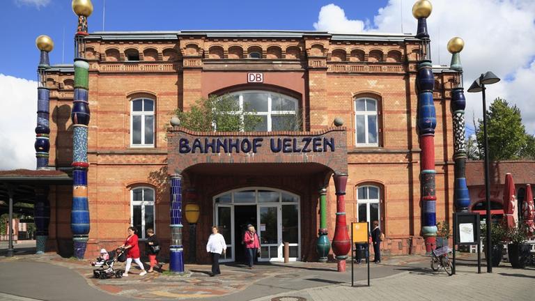 DEUTSCHLAND, Niedersachsen, Lueneburger Heide, Hundertwasser-Bahnhof in Uelzen DEUTSCHLAND, Niedersachsen, Lueneburger Heide, Hundertwasser-Bahnhof in Uelzen
