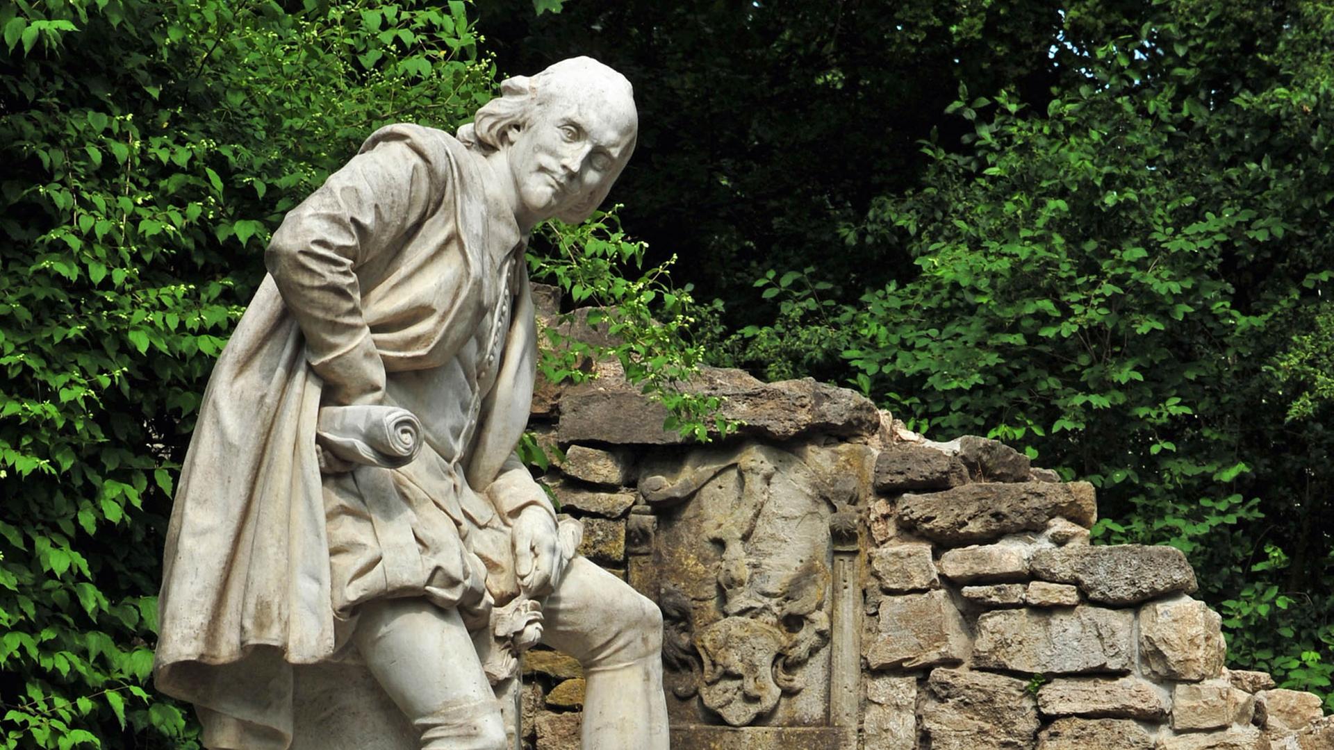 Das Denkmal für William Shakespeare im Park an der Ilm in Weimar Das Denkmal für William Shakespeare im Park an der Ilm in Weimar